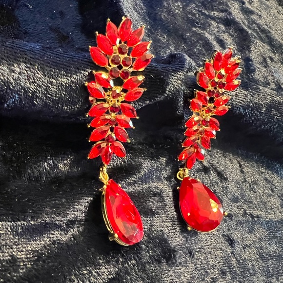 Red crystal earring - Picture 2 of 3